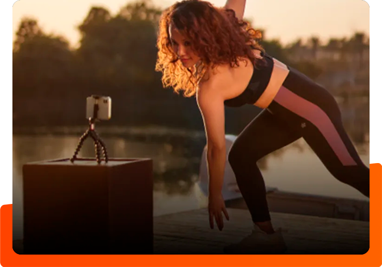 mulher debruçada e levantando um halter com a mão direta