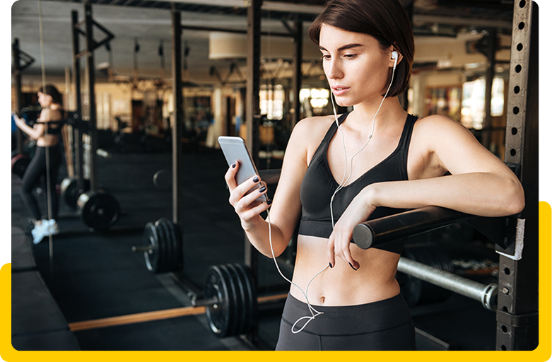 Mulher usando o celular para consultoria online